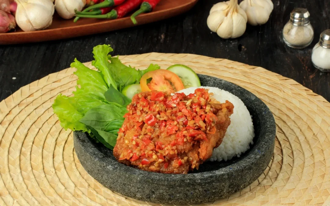 Ini Perbedaan Ayam Geprek dan Ayam Penyet yang Jarang Disadari