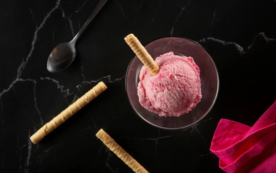 Topping yang Cocok untuk Es Krim Strawberry, Bikin Menu Makin Menarik!