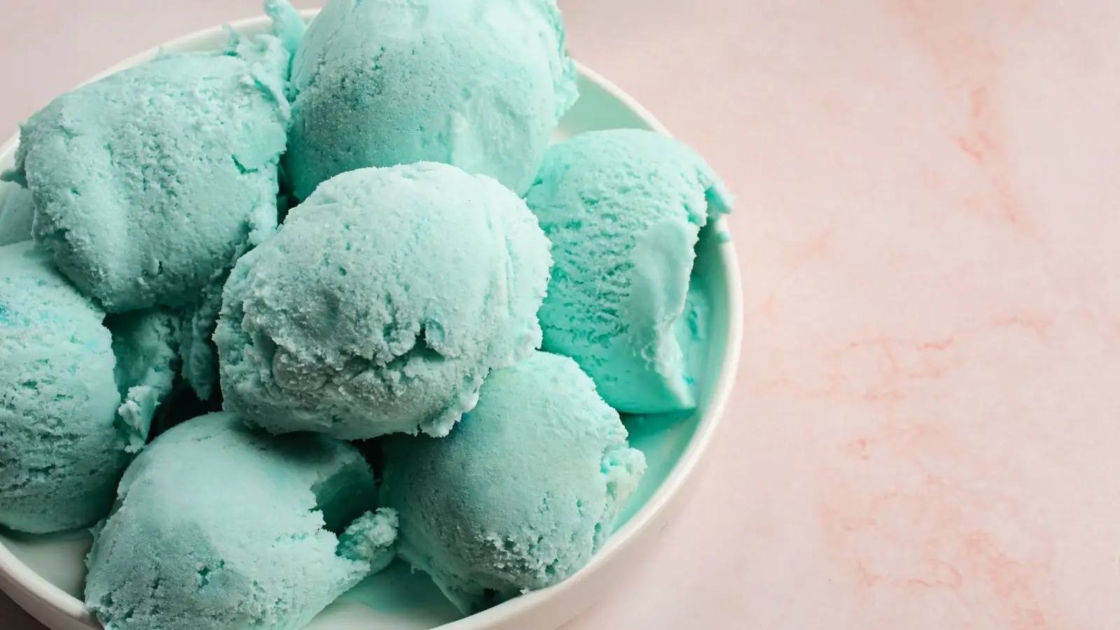 Semangkuk gelato rasa bubble gum